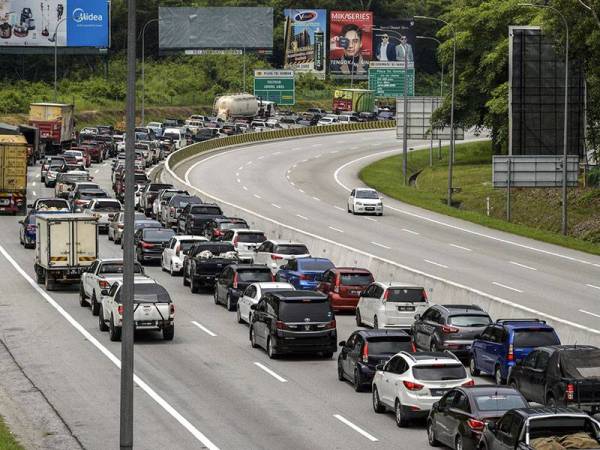 Lebuhraya menuju ke Pantai Timur lengang tetapi yang menghala ke Kuala Lumpur sesak dipercayai akibat sekatan jalan raya yang berada di Plaza Tol Gombak ketika tinjauan hari ini menjelang sambutan Hari Raya Aidiladha yang akan disambut pada 20 Julai 2021.