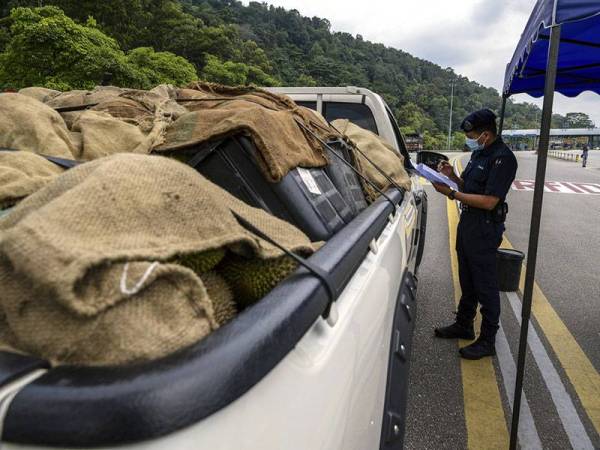 Anggota Polis Diraja Malaysia (PDRM) melakukan pemeriksaan terhadap kenderaan yang menuju masuk ke Kuala Lumpur di Plaza Tol Gombak ketika tinjauan hari ini menjelang sambutan Hari Raya Aidiladha yang akan disambut pada 20 Julai 2021.