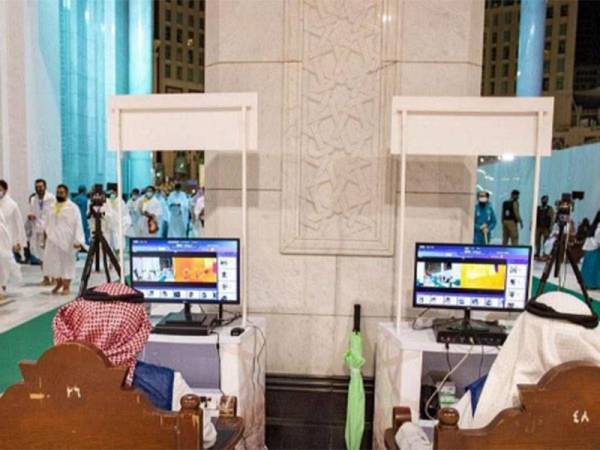 Kamera termal ditempatkan di pintu masuk Masjidil Haram untuk mengimbas suhu tubuh jemaah haji. - Foto Agensi