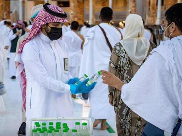 Botol air zam-zam diedarkan kepada para jemaah. - Foto: Agensi