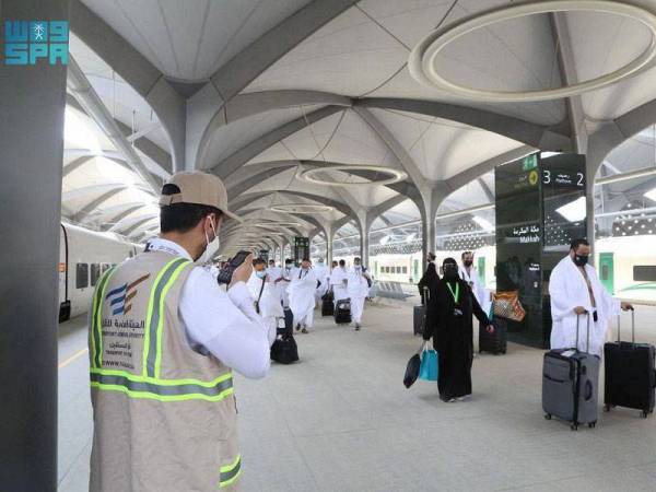 Kumpulan pertama jemaah haji dari Jeddah dan Madinah tiba di Makkah dengan menaiki kereta api laju Haramain. - Foto: Agensi