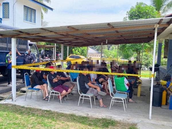 Kesemua suspek ditahan di Balai Polis Sungai Koyan pada pagi Ahad.