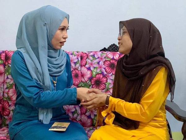 Munirawati (kiri) bersama Norusuriani yang dirakam pada Hari Raya Aidilfitri pada Mei lalu.