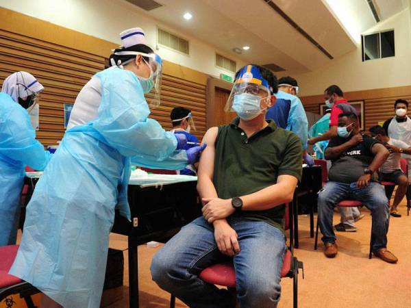 Ketika ini terdapat tiga jenis vaksin Covid-19 yang digunakan di Malaysia. Foto: Bernama