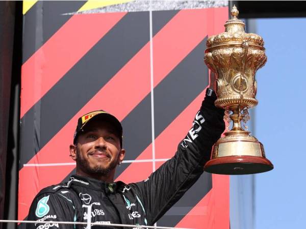 Lewis Hamilton meraikan kejayaan selepas memenangi F1 GP British di litar pelumbaan Silverstone. - Foto EPA