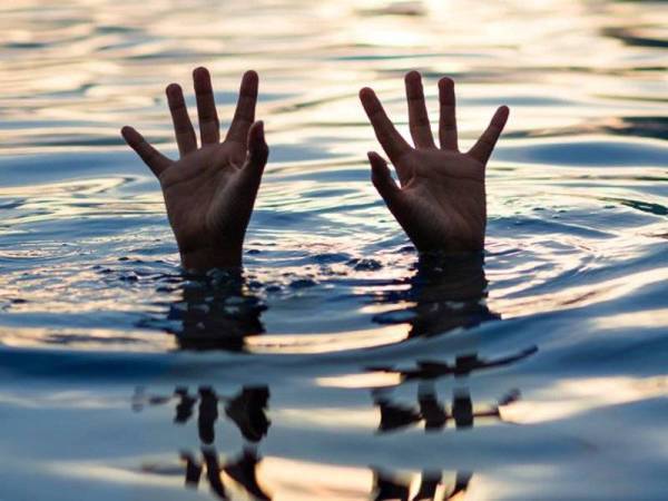 Seorang lelaki warga tempatan dikhuatiri lemas selepas lori yang dipandunya secara mengundur terjatuh ke dalam laut dari jeti pemunggahan arang batu di Jimah Power Plant, Port Dickson, awal pagi Isnin.