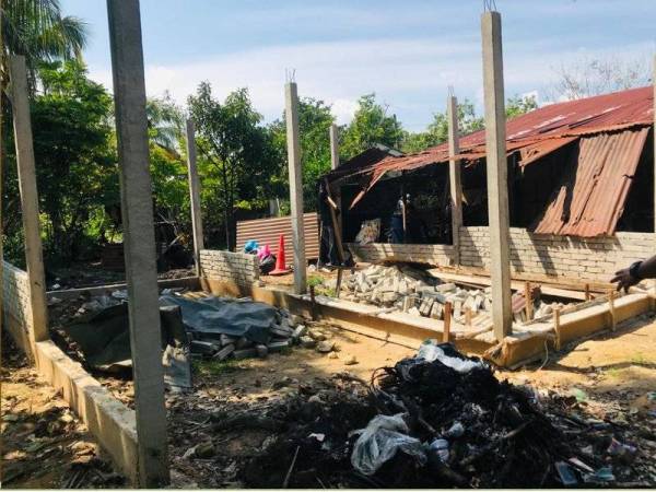 Tapak rumah Nurul Shuhada dan Wan Muhamad Azlin di Kampung Bukit, Pokok Sena gagal disiapkan selepas mengalami masalah kewangan.