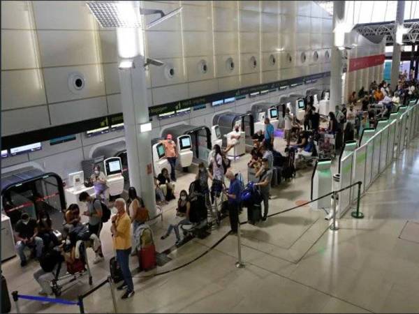 Mogok pekerja Groundforce, syarikat subsidiari TAP Air Portugal telah menyebabkan 327 penerbangan terpaksa dibatalkan pada Ahad. Foto AP