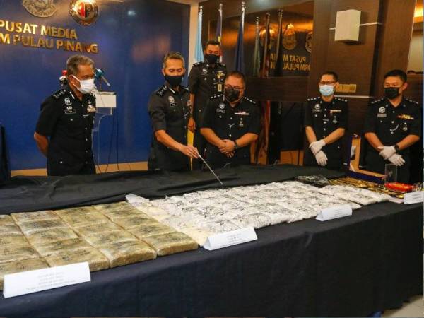 Mohd Shuhaily (tiga dari kiri) bersama Mustafa Kamal menunjukkan dadah yang dirampas pada sidang media pada Isnin.