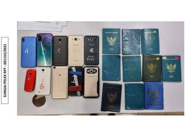 Telefon bimbit dan pasport milik PATI yang dirampas di Teluk Merbau, Sungai Pelek pada Ahad.