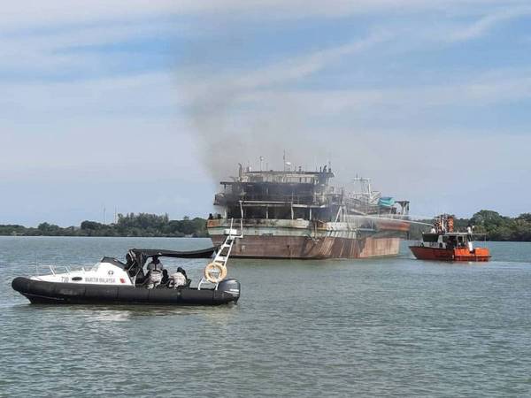 Kerja pemadaman dijalankan melibatkan kebakaran sebuah kapal korek di di kedudukan 0.3 batu nautika Sungai Chondong Besar, Pulau Indah pada Isnin.