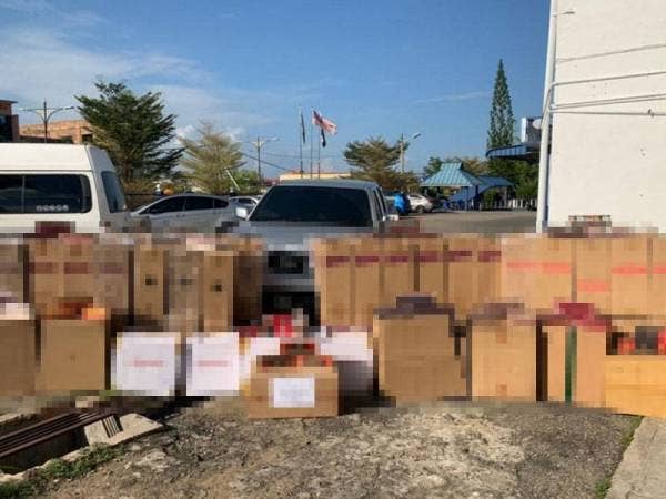 Sebahagian rokok seludup yang dirampas susulan penahanan seorang lelaki hasil serbuan ke atas sebuah rumah yang dijadikan stor simpanan di Taman Melati,Jerantut pada Ahad.