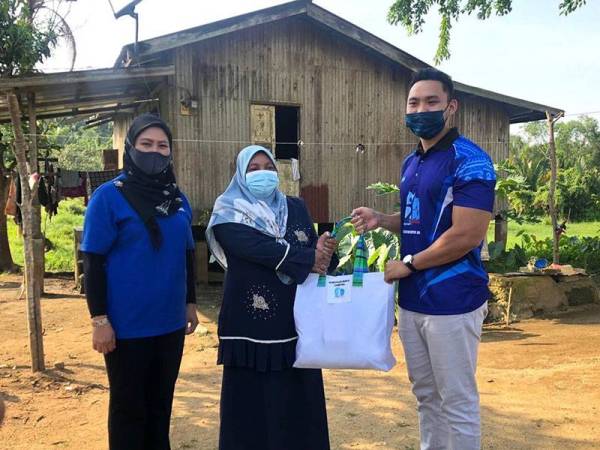 Mohammad Suhairy dan Nur Safrizal Ab Halim menyampaikan sumbangan kepada penerima, Mek Zah Mat Hassan, 56.