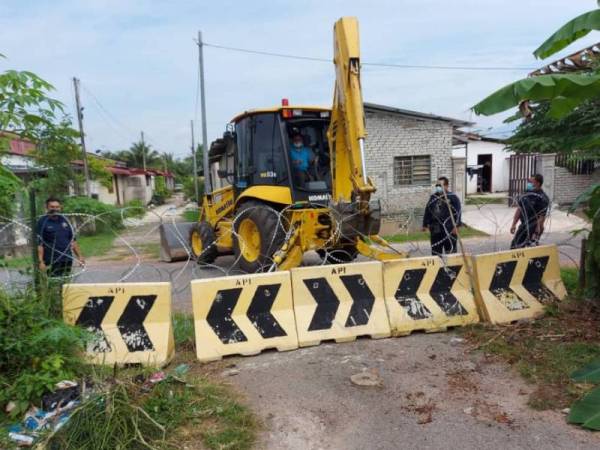 Kerja pembaikan semula penghadang konkrit dilakukan di kawasan PKPD.