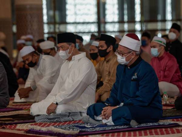 Muhyiddin bersama Zulkifli mendengar khutbah Aidiladha bertajuk 'Pengorbanan' yang disampaikan Imam Besar Masjid Negara Ehsan Mohd Hosni selepas menunaikan solat sunat Aidiladha di Masjid Negara hari ini. - Foto Bernama
