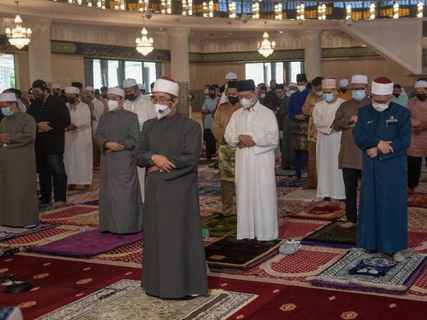Muhyiddin bersama Zulkifli menunaikan solat sunat Aidiladha diimamkan Imam Besar Masjid Negara Ehsan, Mohd Hosni di Masjid Negara hari ini. - Foto Bernama