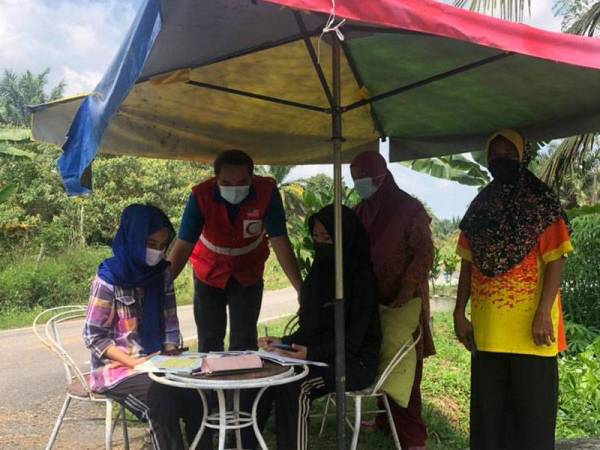 Mohd Fadel (dua kiri) meninjau sesi pembelajaran dalam talian pelajar di Kampung Melayu Bukit Nyamuk Simpang Renggam, Kluang.