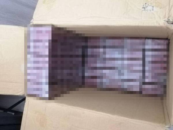 Antara rokok seludup yang dirampas dalam serbuan di sebuah premis di Pusat Perniagaan Benut di sini pada Isnin.