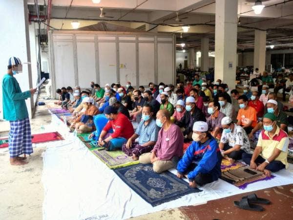 Pesakit Covid-19 mendengar khutbah solat sunat Aidiladha yang disampaikan oleh imam dari kalangan pesakit di Pusat Kuarantin dan Rawatan Covid-19 Bersepadu 2.0 di Taman Ekspo Pertanian Malaysia Serdang (MAEPS) pada Selasa. - Foto Bernama 