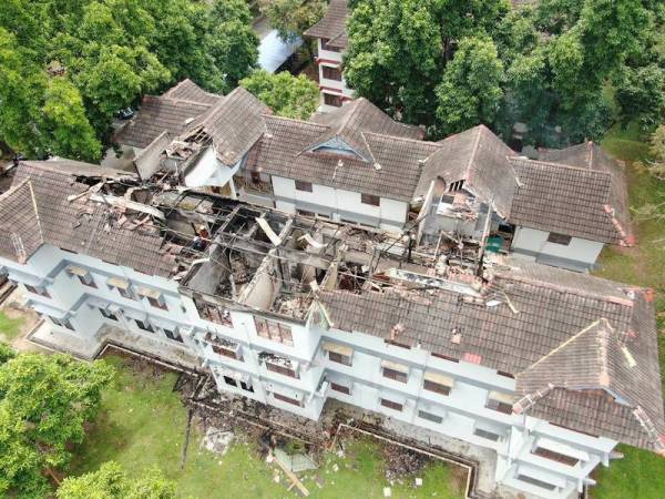 Tingkat tiga bangunan blok asrama UUM yang musnah 80 peratus dalam kebakaran pagi Selasa. - Foto JBPM KEDAH