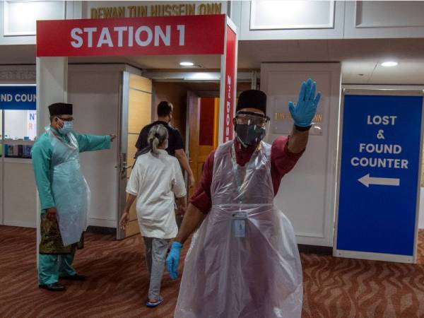 Petugas Pusat Pemberian Vaksin Covid-19 memakai baju Melayu semasa bertugas pada sambutan Aidiladha ketika tinjauan di Pusat Dagangan Dunia (WTC) Kuala Lumpur pada Selasa. - Foto Bernama