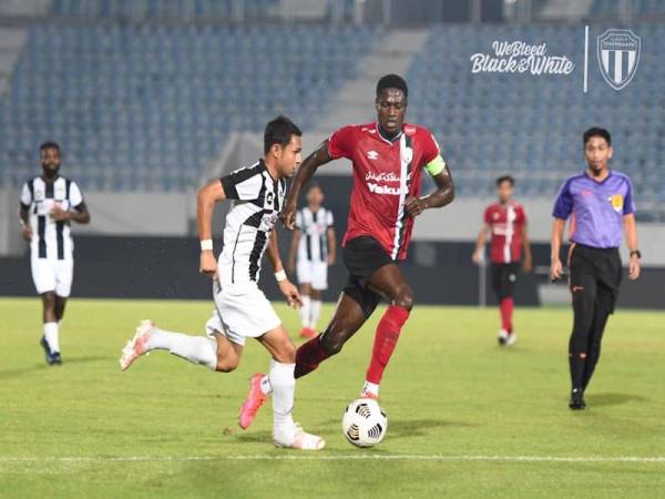 Antara aksi menarik pertemuan Terengganu FC menentang Kelantan United di Kuala Terengganu. - Foto FB Terengganu FC