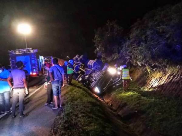 Keadaan lokasi kejadian di KM 7, Jalan Lipis-Merapoh pada awal pagi Rabu yang meragut nyawa seorang pemandu lori. - Foto ihsan PDRM