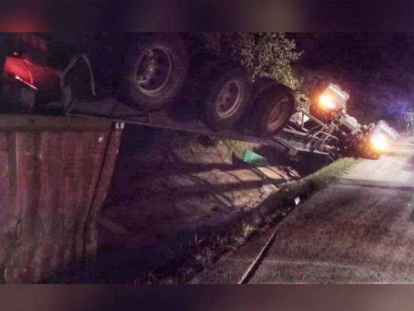 Keadaan lori yang dipandu mangsa terbalik dalam kejadian kemalangan KM 7 Jalan Lipis-Merapoh awal pagi Rabu. FOTO:Ihsan PDRM