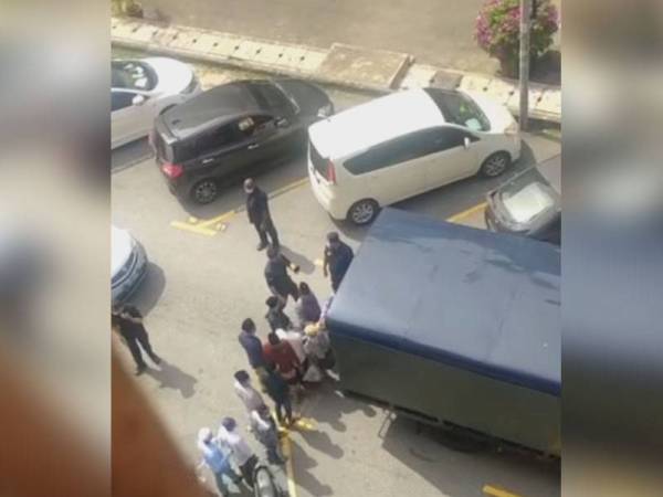 Seramai 30 warga asing dan seorang wanita tempatan ditahan polis kerana menghadiri jamuan makan sempena Aidiladha di Taman Selayang Utama.