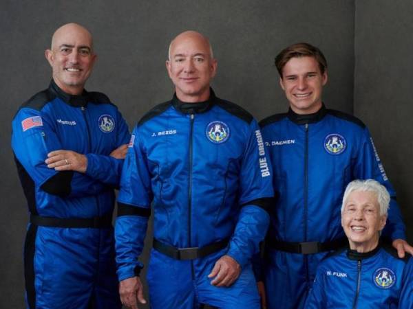 Jeff Bezos (tengah), adiknya Mark Bezos (kiri), Oliver Daeman (kanan) dan Wally Funk (duduk). - Foto AP