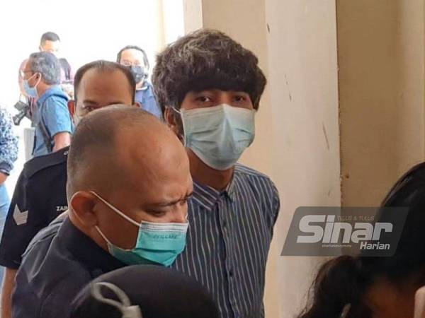 Han Boon (kanan) mengaku tidak bersalah di Mahkamah Majistret Petaling Jaya pada Rabu, atas pertuduhan mengeluarkan filem 'Babi' dan mempamerkan poster filem itu tanpa lesen daripada Finas November tahun lalu.