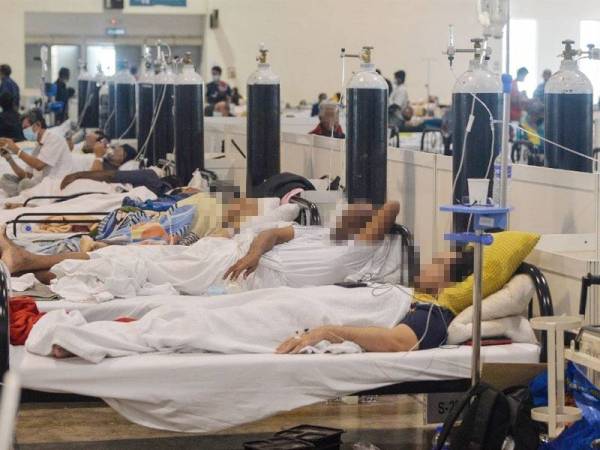 Deretan tong oksigen yang digunakan pesakit Covid-19 di PKRC MAEPS. - Foto Bernama