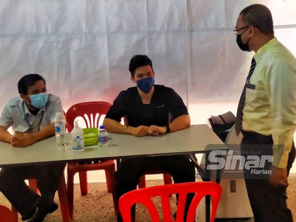 Dr Noor Azmi (kanan) bertanya khabar petugas PPV ketika mengadakan lawatan ke PPV Sungai Siput (U), Dewan Majlis Perbandaran Kuala Kangsar (MPKK) di Sungai Siput pada Rabu.