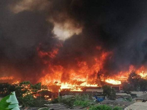 Kebakaran di kem pelarian Rohingya di Balukhali, selatan Bangladesh pada 22 Mac 2021. - Foto AFP