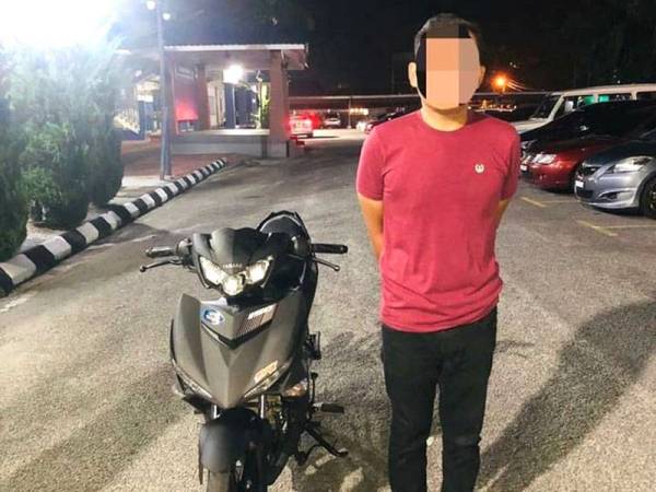 Suspek yang ditahan dibawa bersama motosikalnya ke Ibu Pejabat Polis Daerah Kota Bharu untuk siasatan lanjut.