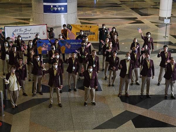 Sebahagian atlet kontinjen negara melambaikan tangan sebelum berlepas ke Tokyo pada Flag Off Kontinjen Negara ke Sukan Olimpik Tokyo 2020 di Lapangan Terbang Antarabangsa Kuala Lumpur (KLIA) baru-baru ini. -Foto Bernama