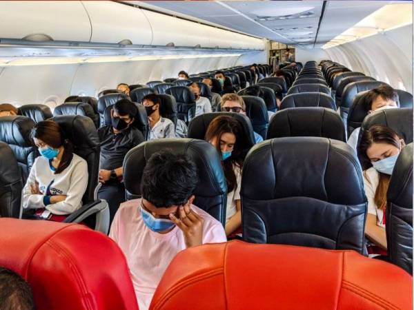 Majoriti penumpang berasa yakin dengan keselamatan perjalanan udara dan menyokong pemakaian topeng muka. Gambar hiasan. - Foto 123RF