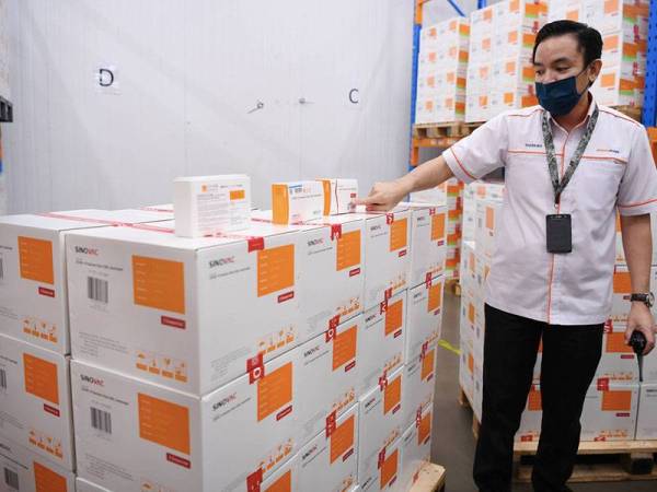 Ketua Jenama Pharmaniaga Berhad, Mohd Sharkawawi Mohd Salehuddin menunjukkan bekalan vaksin Covid-19 Sinovac yang akan diserahkan kepada Menteri Kesihatan, Datuk Seri Dr Adham Baba sambil disaksikan oleh Timbalan Perdana Menteri, Datuk Seri Ismail Sabri Yaakob pada sesi serahan kelompok terakhir bekalan vaksin Covid-19 Sinovac daripada Pharmaniaga Bhd kepada Kementerian Kesihatan Malaysia (KKM) di Pharmaniaga Bhd, hari ini.