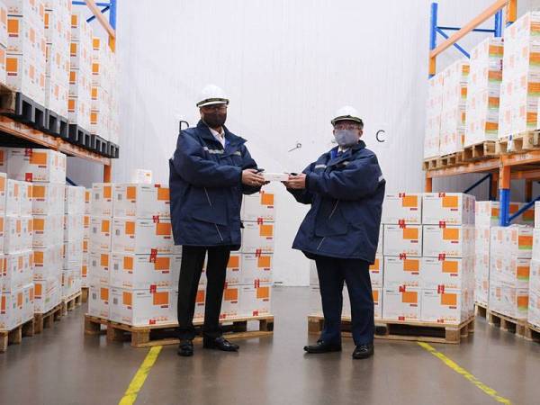 Timbalan Perdana Menteri Datuk Seri Ismail Sabri Yaakob (kiri) pada simbolik penyerahan vaksin Covid-19 Sinovac kepada Menteri Kesihatan, Datuk Seri Dr Adham Baba semasa sesi serahan kelompok terakhir bekalan vaksin Covid-19 Sinovac daripada Pharmaniaga Bhd kepada Kementerian Kesihatan Malaysia (KKM) di Pharmaniaga Bhd, hari ini.