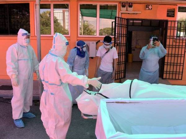 Dua waris dibenarkan melihat dan mengambil gambar atau video buat kali terakhir jenazah Covid-19. - Foto Bernama