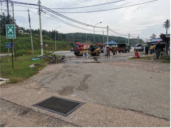 Lokasi kemalangan di KM67, Jalan Kuantan-Segamat, Pekan yang mengorbankan nyawa mangsa selepas kenderaan dipandu terbalik pada awal pagi Khamis.