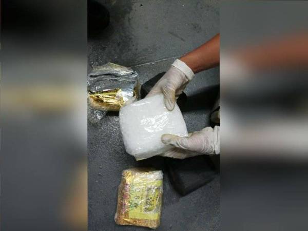 Serbuk kristal dipercayai syabu yang dirampas Maritim di dalam sebuah bot kayu di Pulau Merambong pada Rabu.