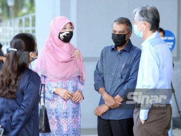 Ibu dan bapa Syed Saddiq turut hadir di Kompleks Mahkamah Kuala Lumpur pada Khamis bagi mengikuti kes anak mereka yang didakwa melakukan penyelewengan dana melebihi RM1 juta.  - FOTO SINAR HARIAN/ROSLI TALIB