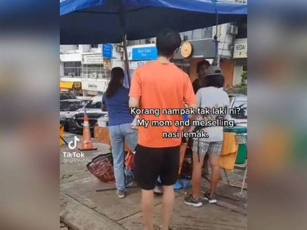 Tangkap layar video tular di media sosial yang menunjukkan seorang individu memaki dua wanita selepas ditegur tidak memakai pelitup muka.