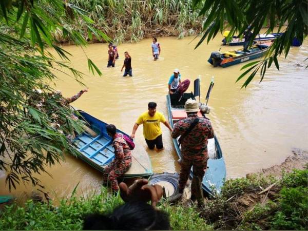 Pencarian mangsa dilakukan di Kampung Kuala Apas, Tawau.
