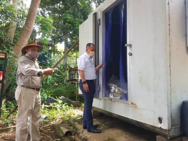Shadan (kanan) menunjukkan kontena makanan sedia ada di Zoo Melaka yang tidak dapat menampung bekalan banyak.