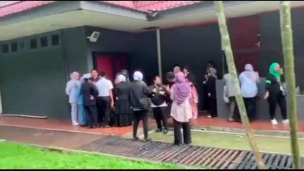 Tular dakwaan sekumpulan individu berkumpul dan makan durian dipercayai di sebuah pusat pemberian vaksin (PPV) di bandar raya Johor Bahru.