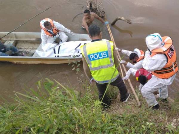 Anggota JBPM Kedah membantu mengeluarkan rangka seorang lelaki dari Sungai Kuala Pai, Kuala Nerang pada Khamis.