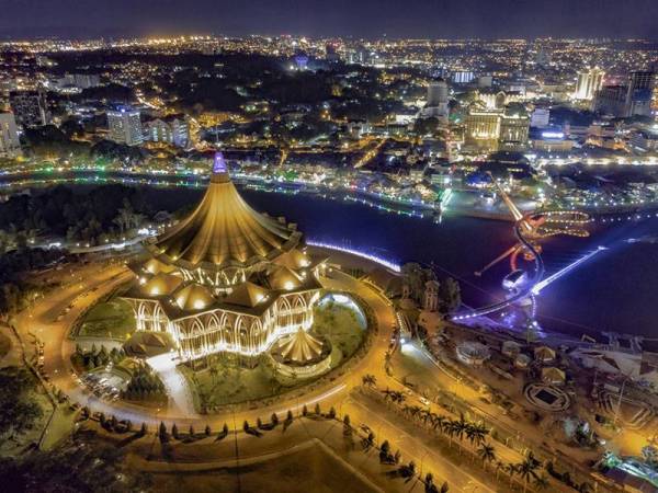 Pemandangan dari udara kawasan Dewan Undangan Negeri (DUN) Sarawak dan bandaraya Kuching berkilauan dengan lampu berwarna warni ketika rakyat Sarawak menyambut Hari Sarawak hari ini.