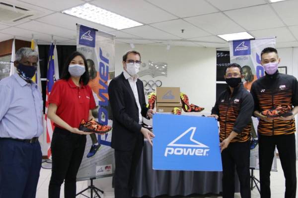 Duncan (tiga dari kiri) menyerahkan sumbangan kepada Mohamad Norza pada Khamis.